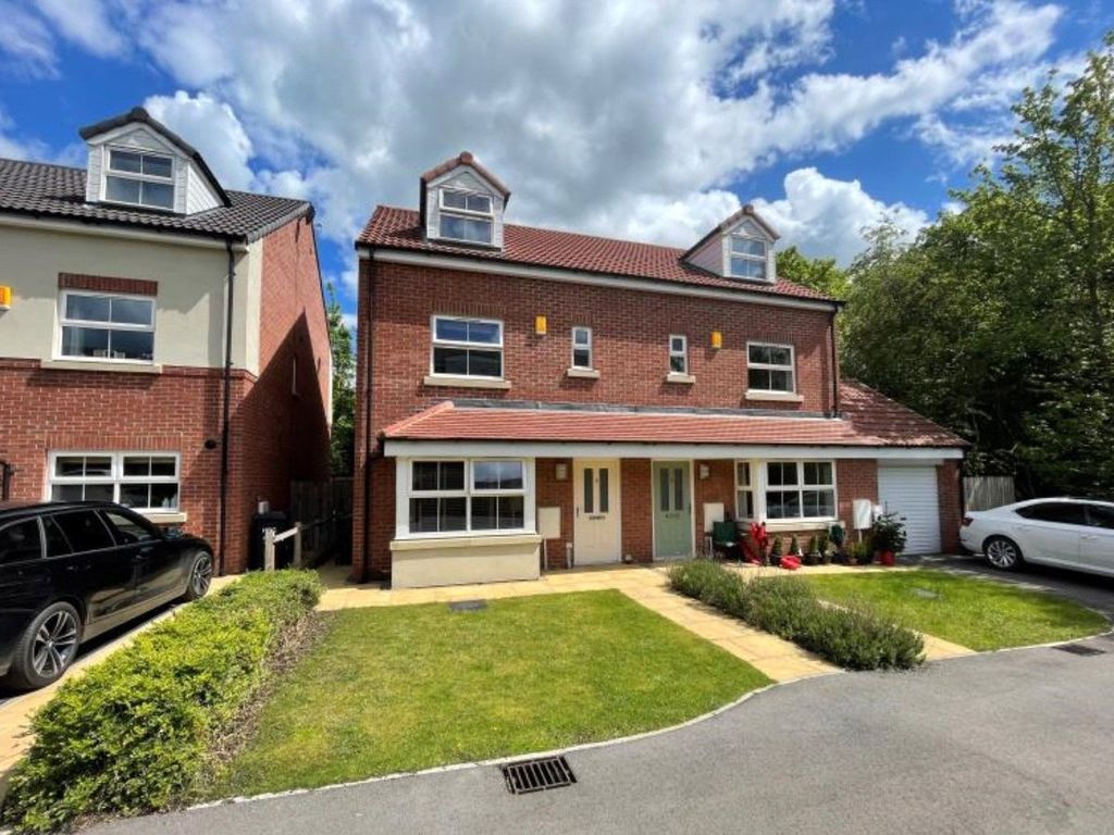4 bed semidetached house for sale in Wheatsheaf Close, Ripon, North