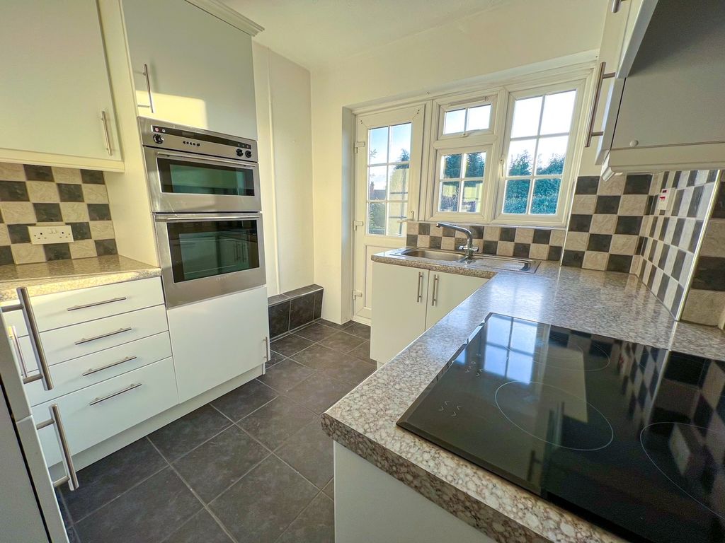 2 bed flat to rent in Portsmouth Road, Thames Ditton KT7 Zoopla