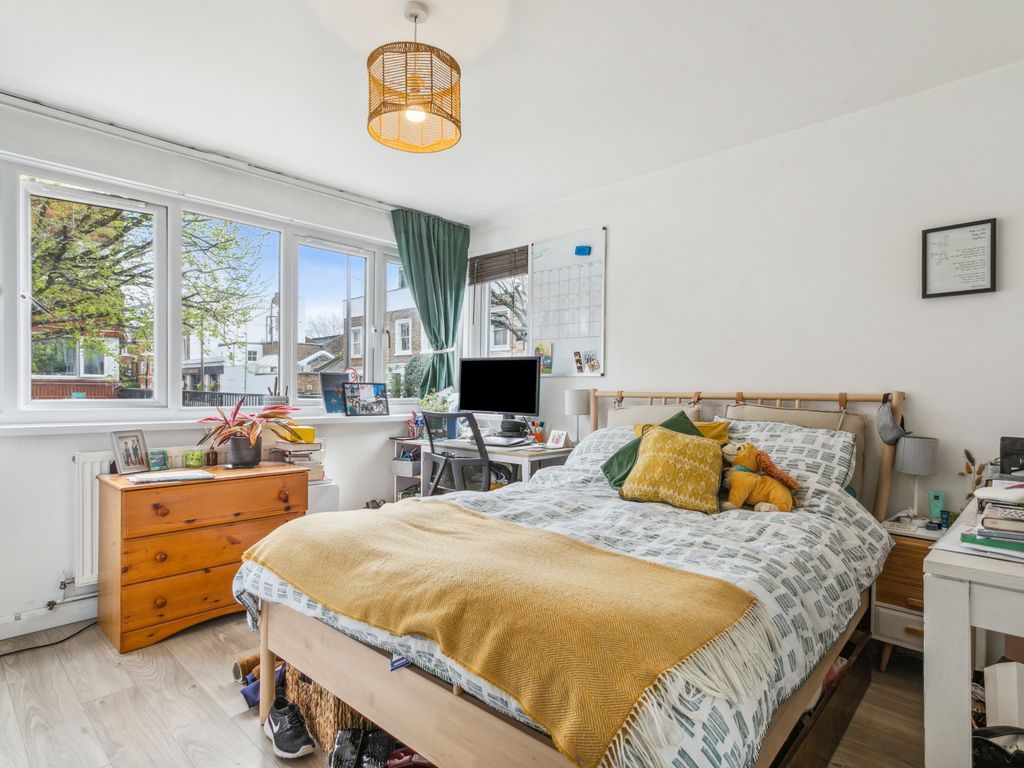 2 bed flat for sale in Mccarthy Court, Banbury Street SW11, £475,000