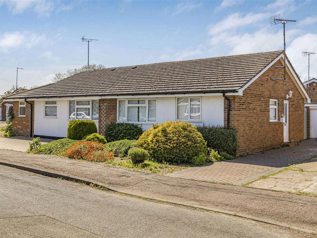 2 bed semidetached bungalow for sale in Craven Close, Trumpington