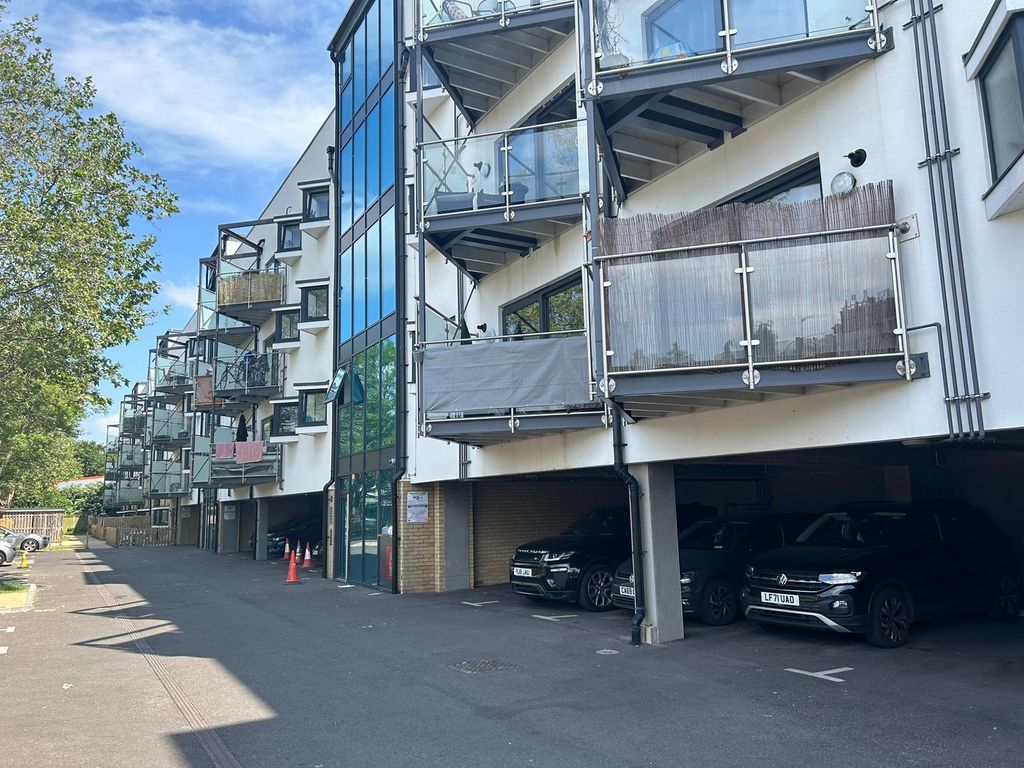 1 bed flat for sale in Burlington Road, New Malden KT3, £148,000 Zoopla