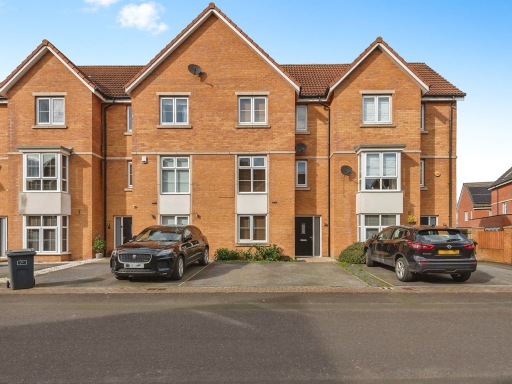 4 bed town house for sale in Spinners Avenue, Scholes, Cleckheaton BD19