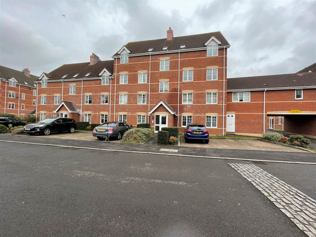 2 bed flat to rent in Windsor Court, Newbury RG14, £1,100 pcm Zoopla