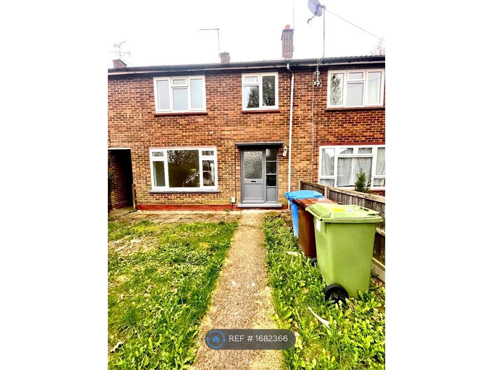 3 bed semidetached house to rent in Heron Wood Road, Aldershot GU12