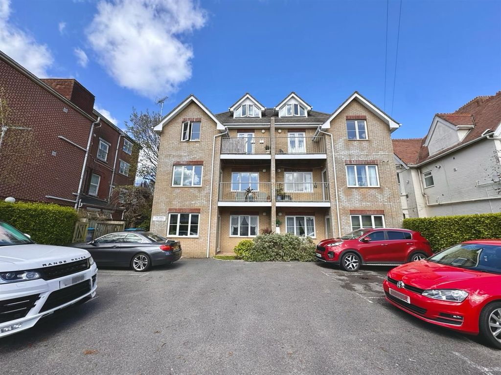 2 bed flat to rent in Florence Road, Bournemouth BH5, £1,250