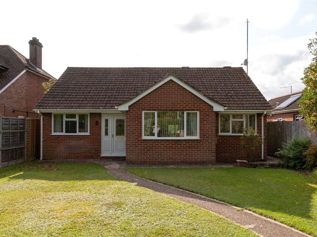 3 bed bungalow for sale in Mulfords Hill, Tadley, Hampshire RG26, £