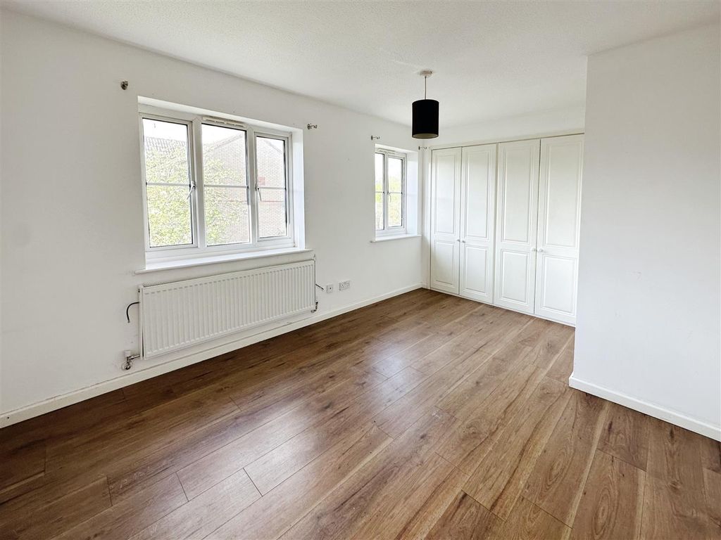 3 bed semidetached house for sale in Lindisfarne Drive, Monkston