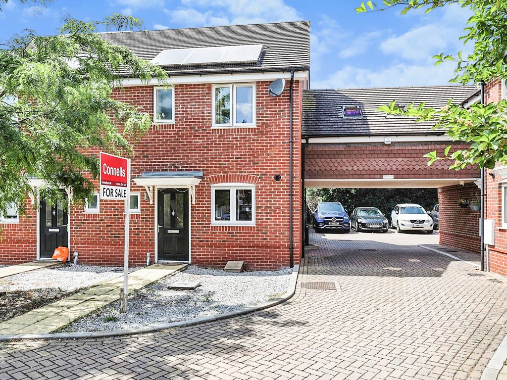 3 bed semidetached house for sale in Kingswood Park, High HP13
