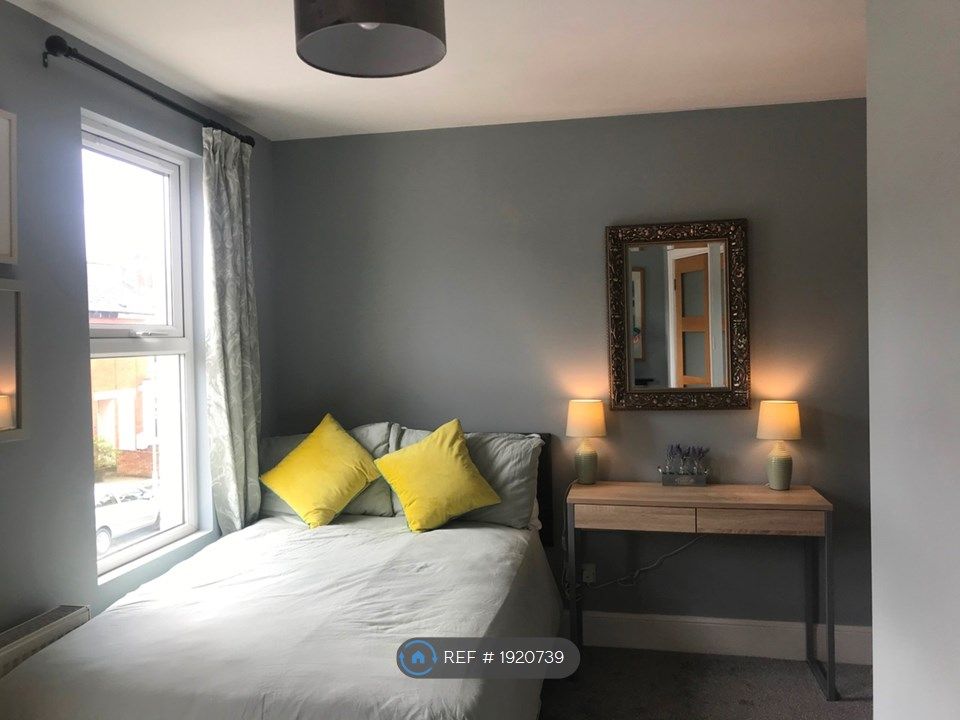 Room to rent in Knowles Road, Gloucester GL1, £720 pcm Zoopla