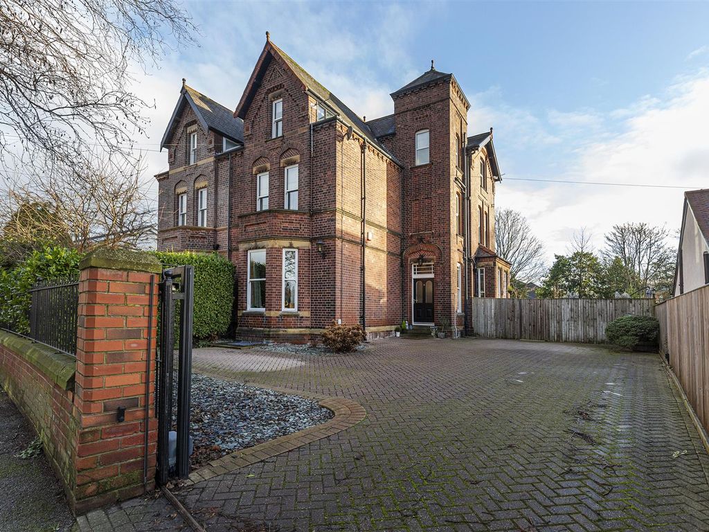 6 bed semidetached house for sale in Blenheim Road, Wakefield WF1, £