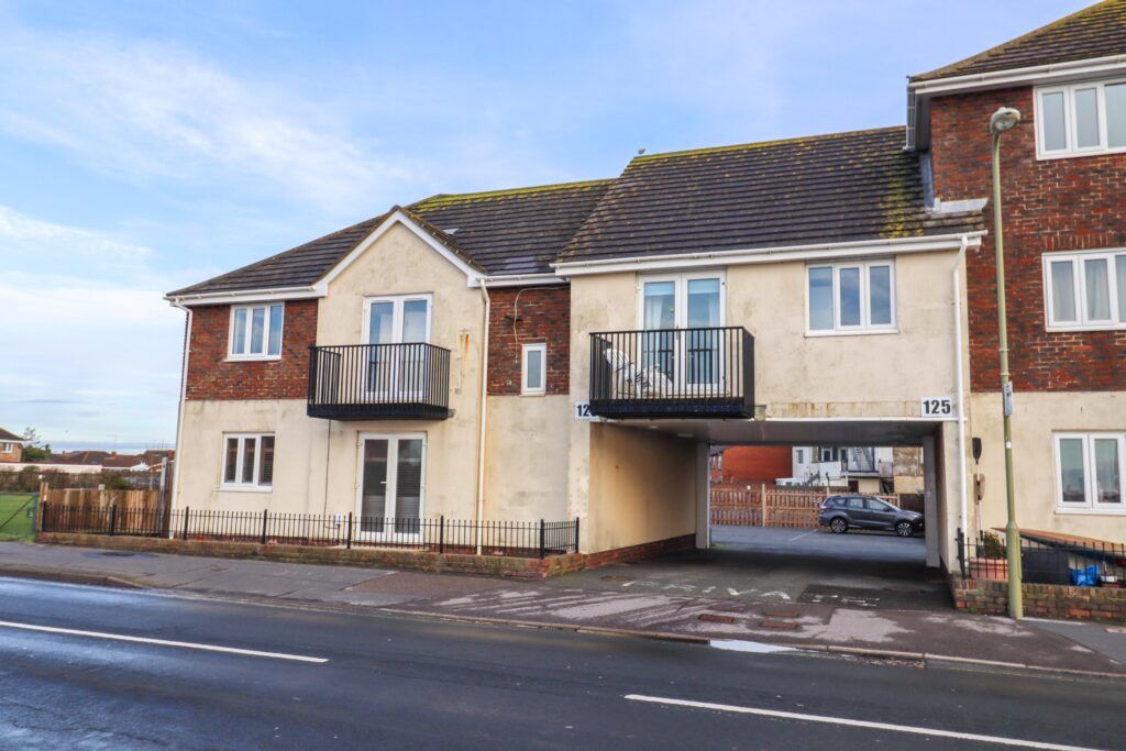 2 bed flat for sale in Southwood Road, Hayling Island PO11, £150,000