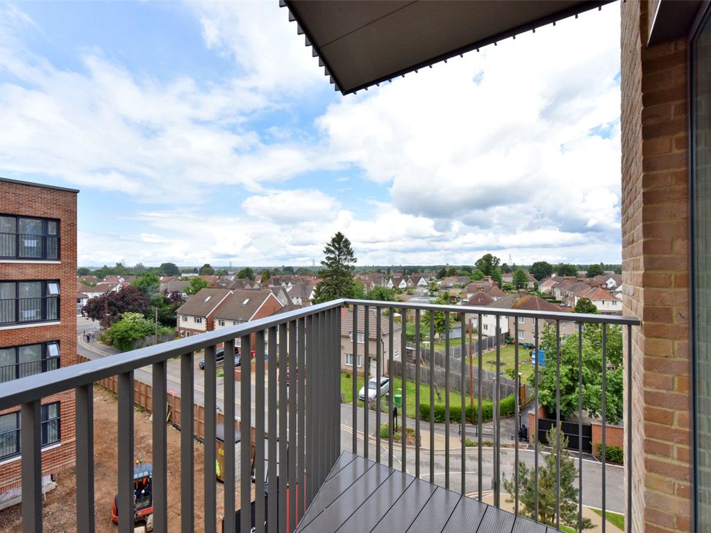 2 bed flat to rent in Darjeeling House, Memorial Avenue, Slough SL1