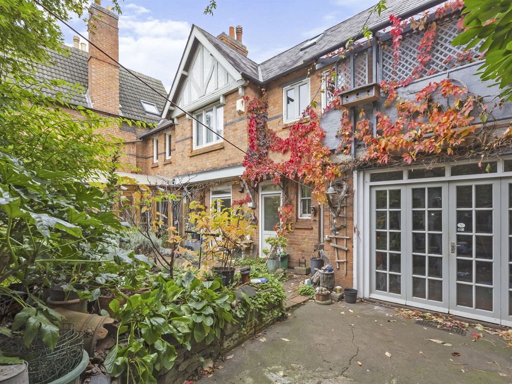 4 bed semidetached house for sale in Lutterworth Road, Aylestone