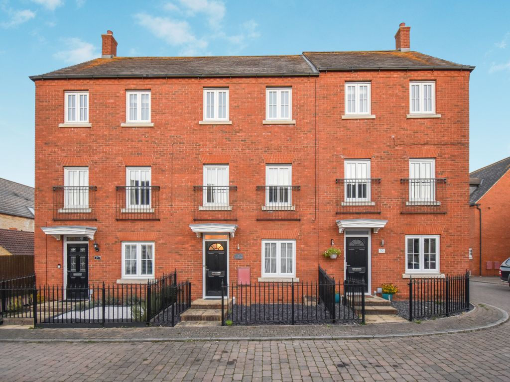 4 bed town house for sale in Orchard Way, Lower Stondon, Henlow SG16, £