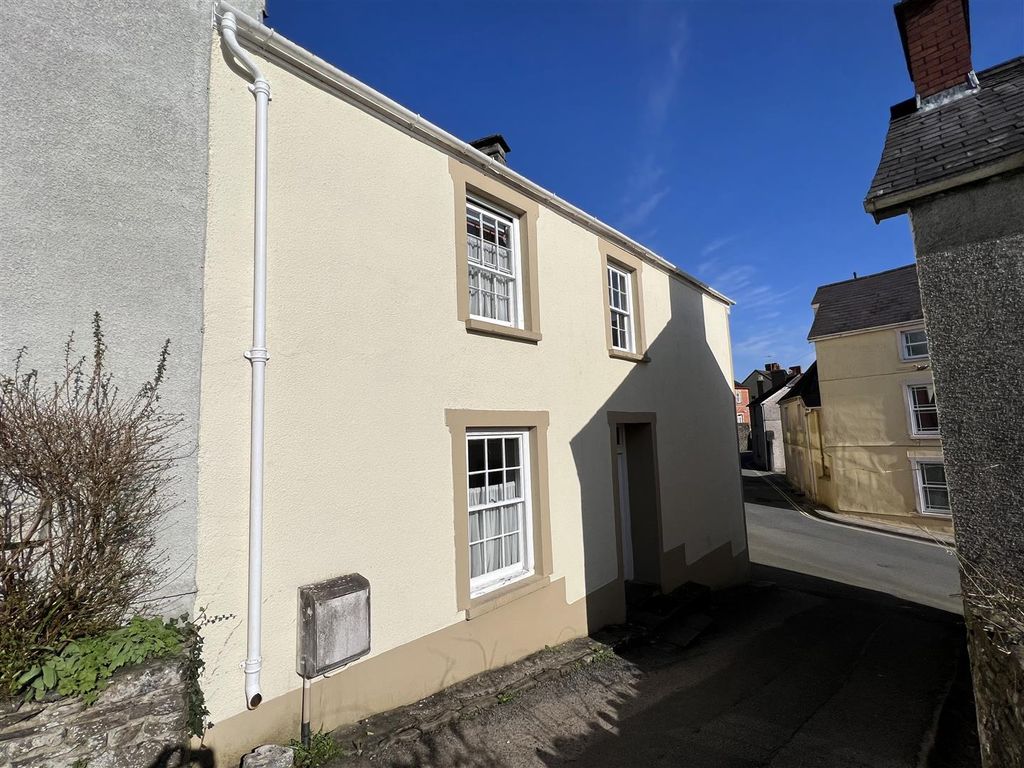 4 bed end terrace house for sale in Hill, Ffairfach, Llandeilo