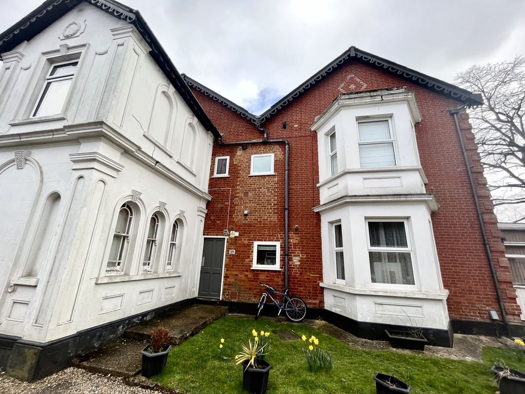 1 bed flat for sale in Reading Road South, Fleet, Hampshire GU52 Zoopla
