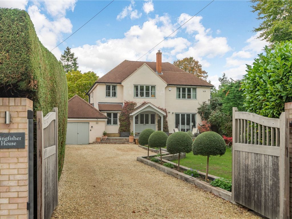 7 bed detached house for sale in Avenue Road, Bray, Maidenhead