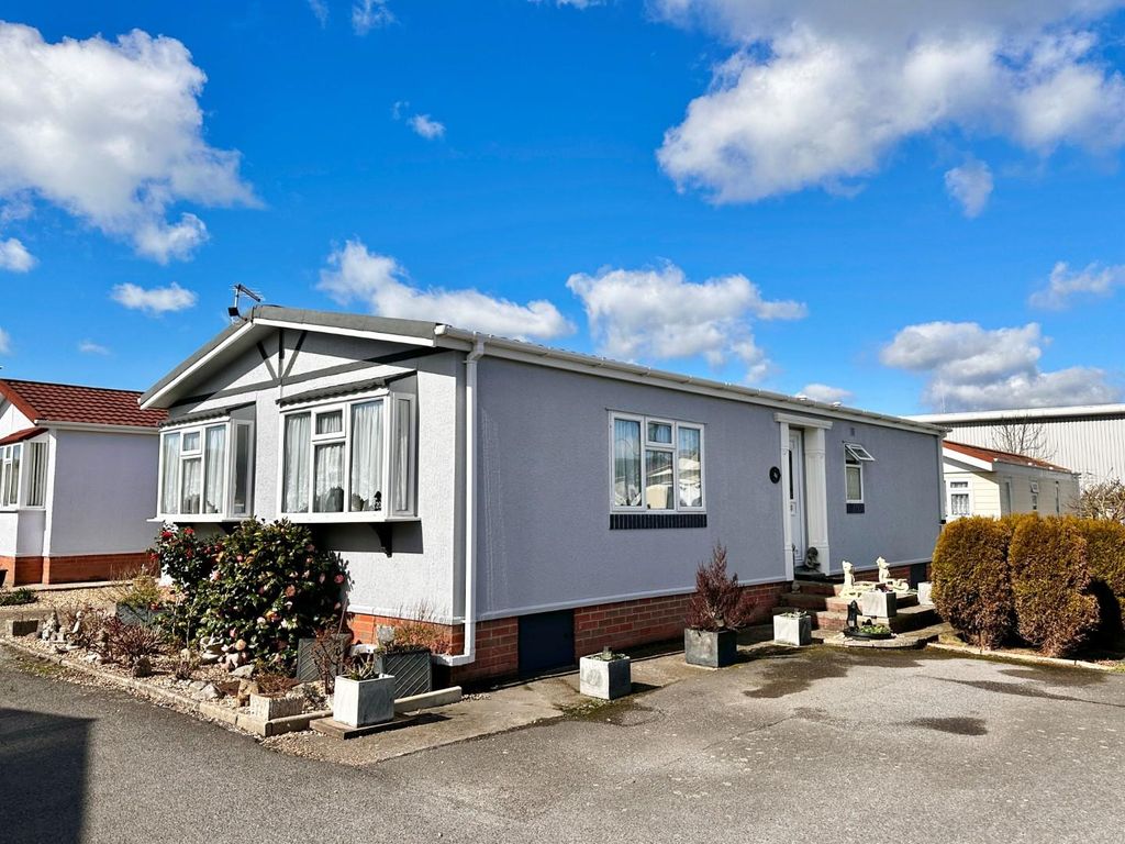 2 bed mobile/park home for sale in Putton Lane, Chickerell, Weymouth