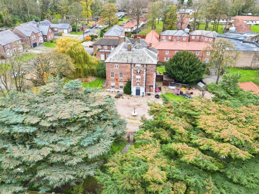 6 bed property for sale in Brumby Hall Gardens, Scunthorpe DN17, £