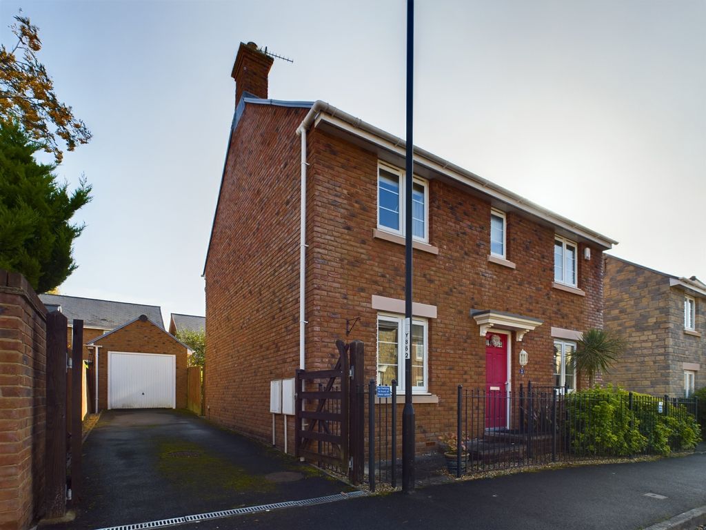 4 bed detached house for sale in Roundbush Crescent, Caerwent, Caldicot