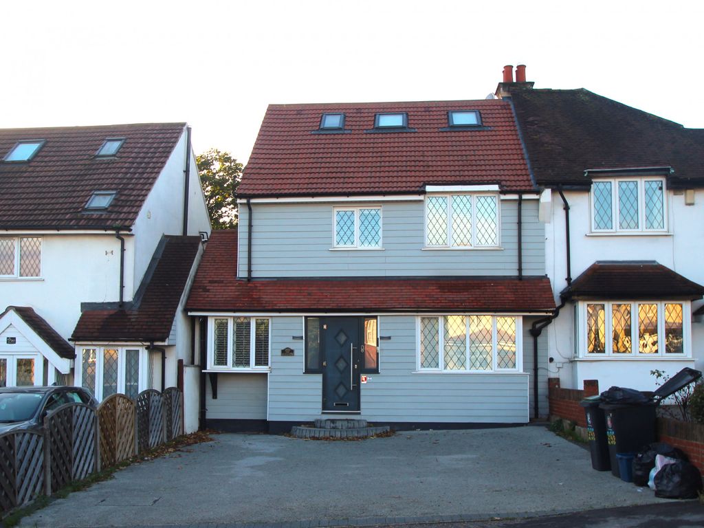 4 bed semidetached house to rent in Fencepiece Road, Chigwell, Essex