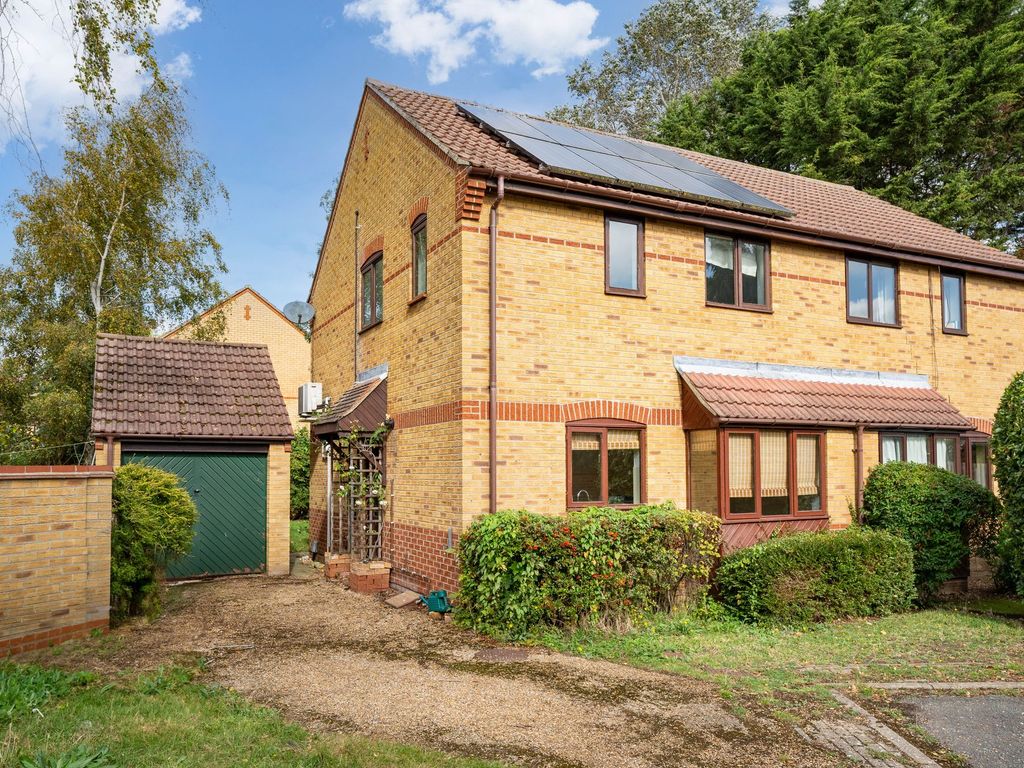3 bed semidetached house for sale in Hopkins Close, Cambridge CB4, £