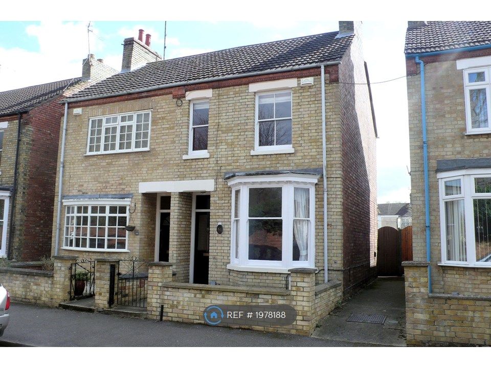 2 bed semidetached house to rent in Queens Walk, Peterborough PE2, £