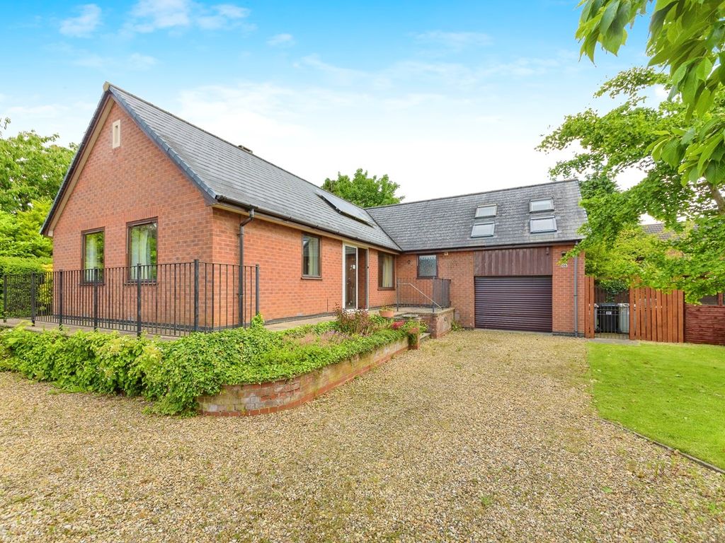 3 bed detached bungalow for sale in Braunston Road, Oakham LE15, £