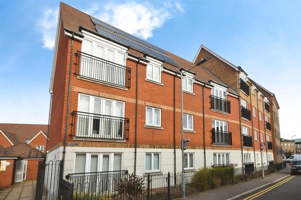 2 bed flat for sale in Primrose Hill, Chelmsford CM1, £80,000 Zoopla