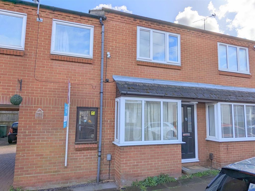 2 bed terraced house to rent in Burnham Road, St.Albans AL1, £1,450 pcm