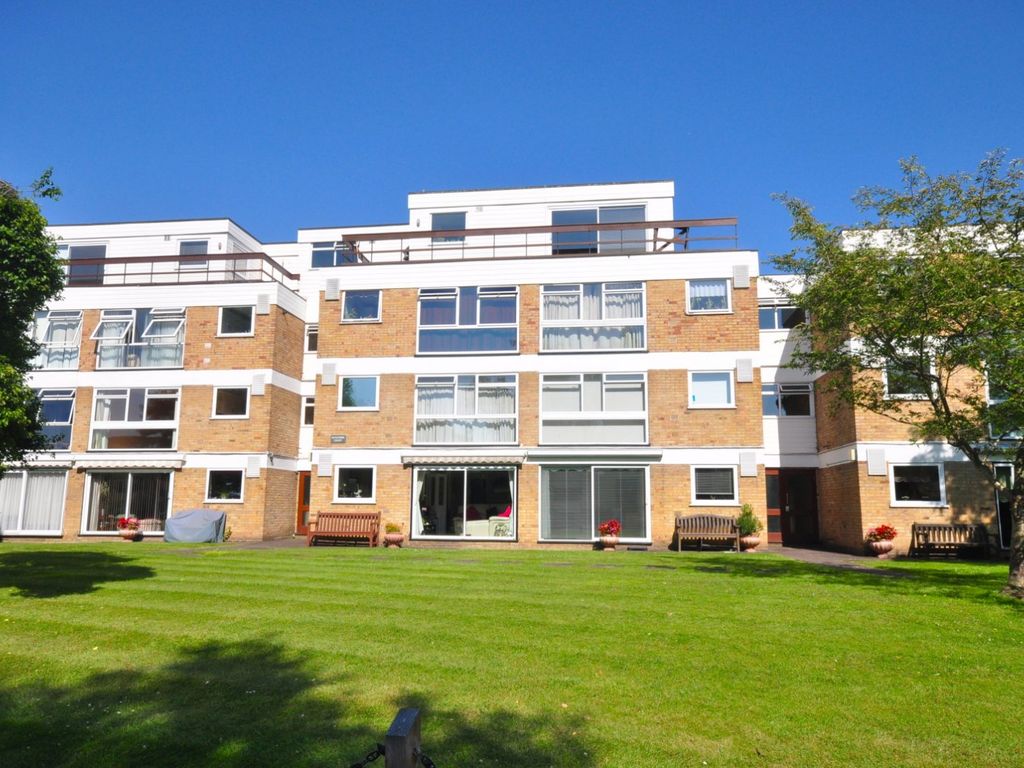 2 bed flat to rent in Court, Thames Side, Staines Upon Thames TW18, £1,600 pcm Zoopla