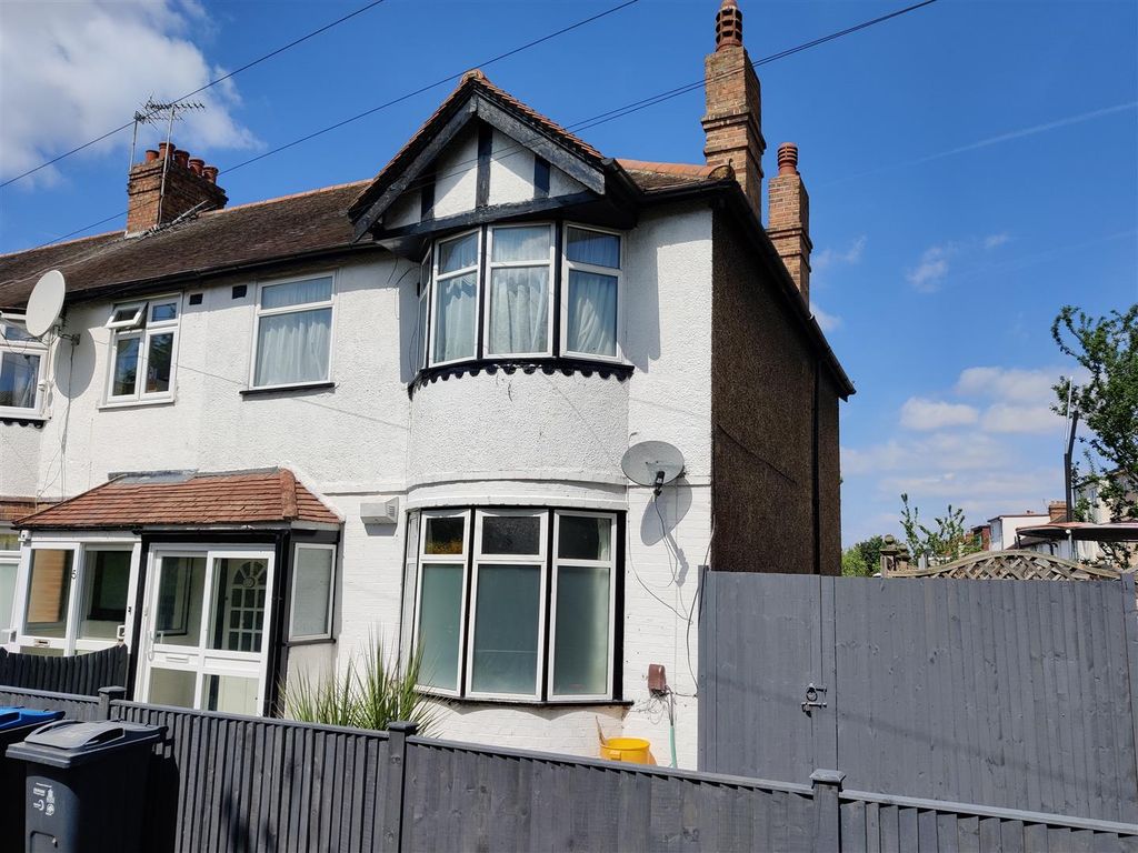 3 bed end terrace house to rent in Foxs Path, Mitcham CR4 Zoopla