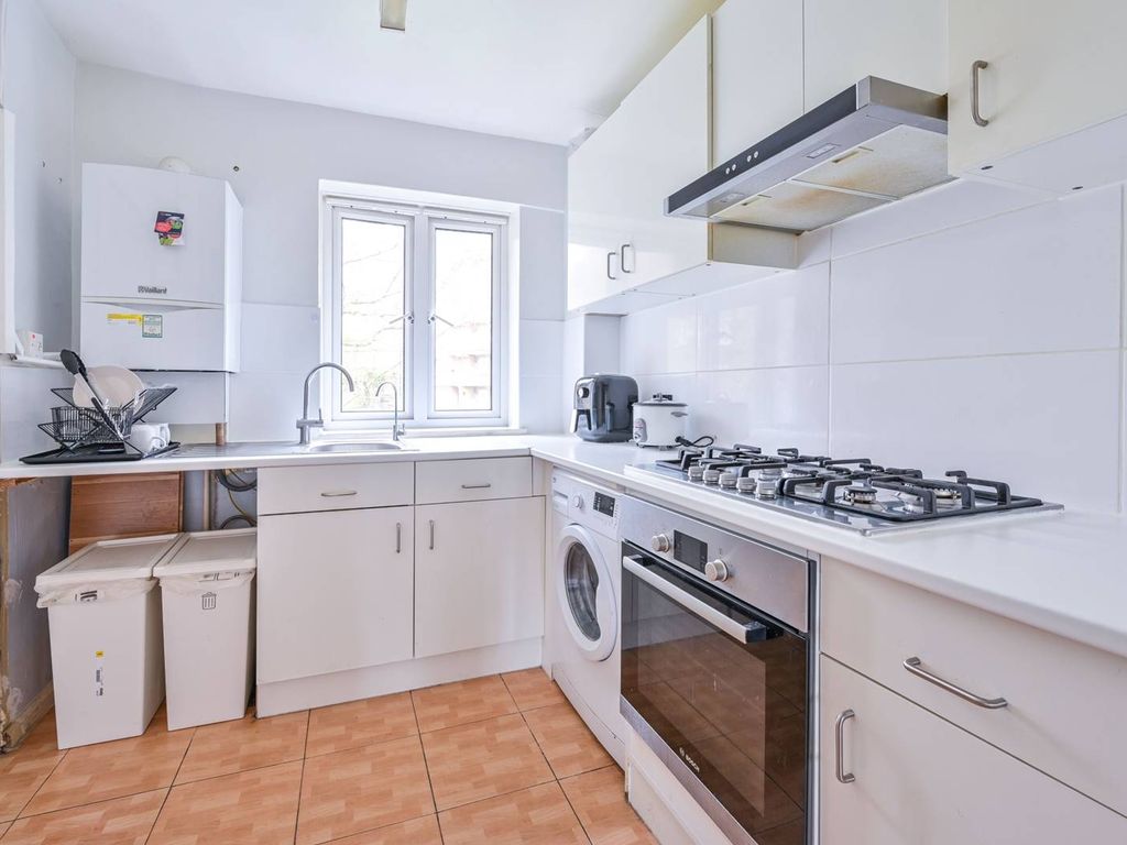 4 bed flat to rent in Matlock Court, Denmark Hill, London SE5 Zoopla