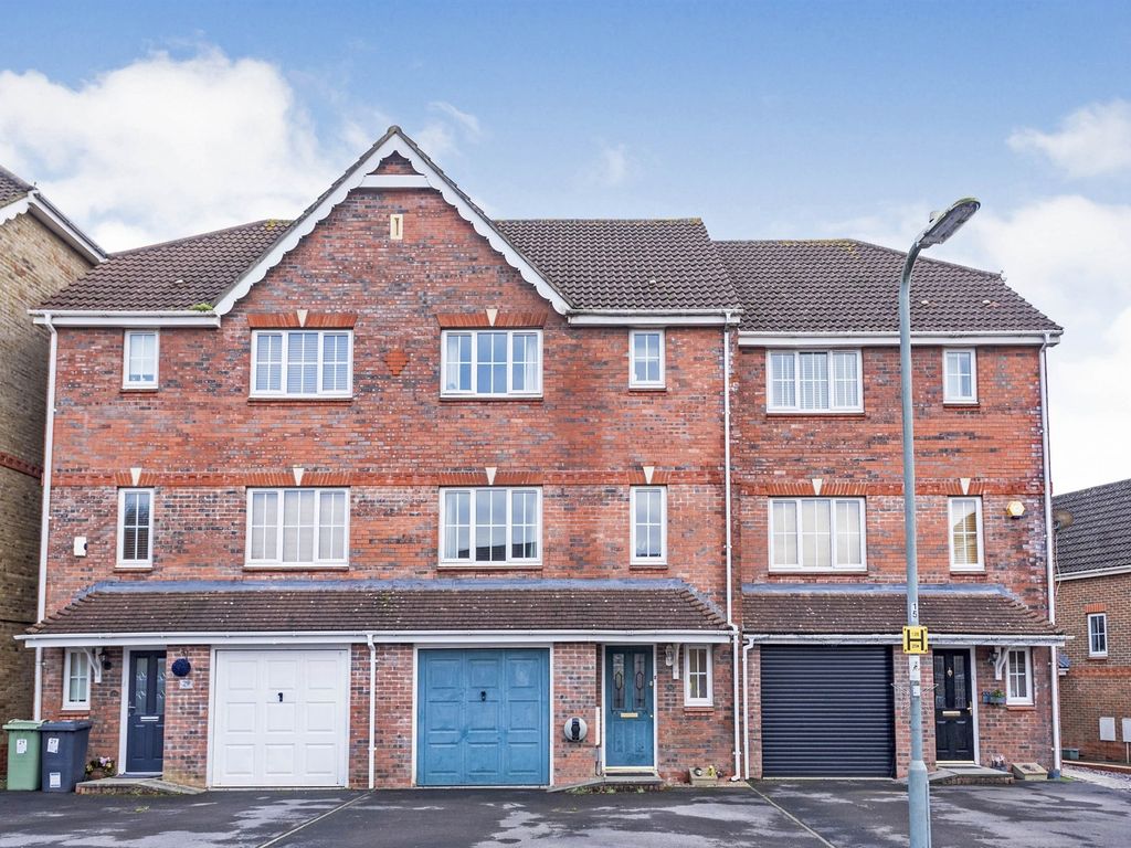 4 bed town house for sale in Camford Close, Beggarwood, Basingstoke
