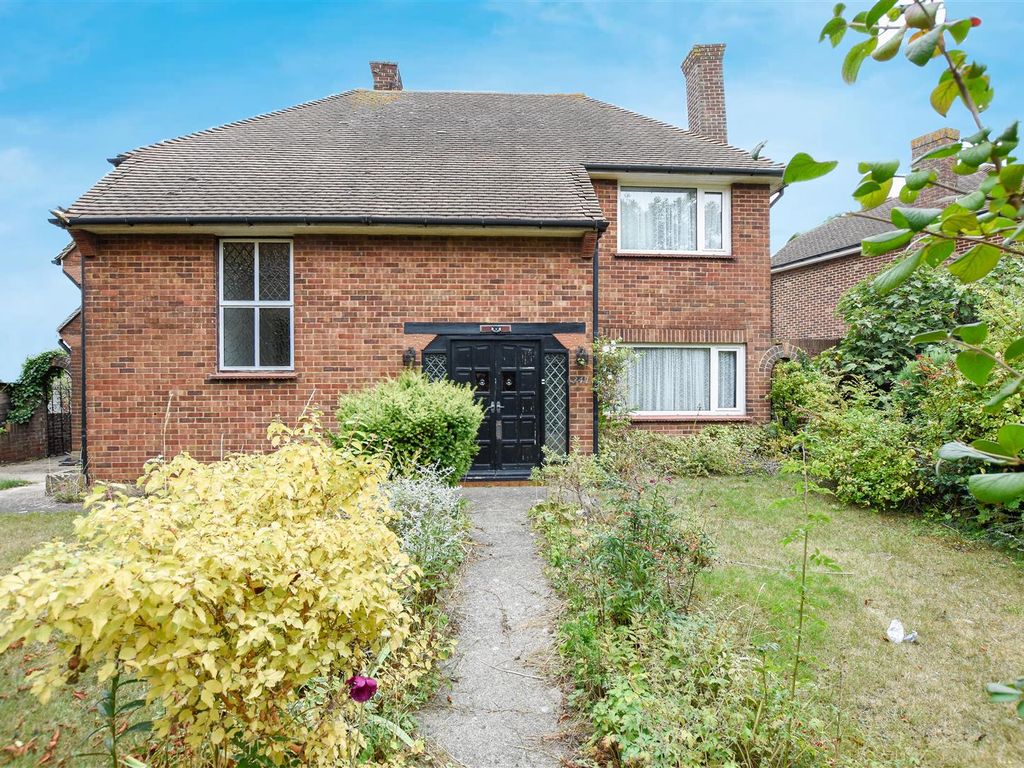 3 bed detached house for sale in Rochester Road, Gravesend DA12, £