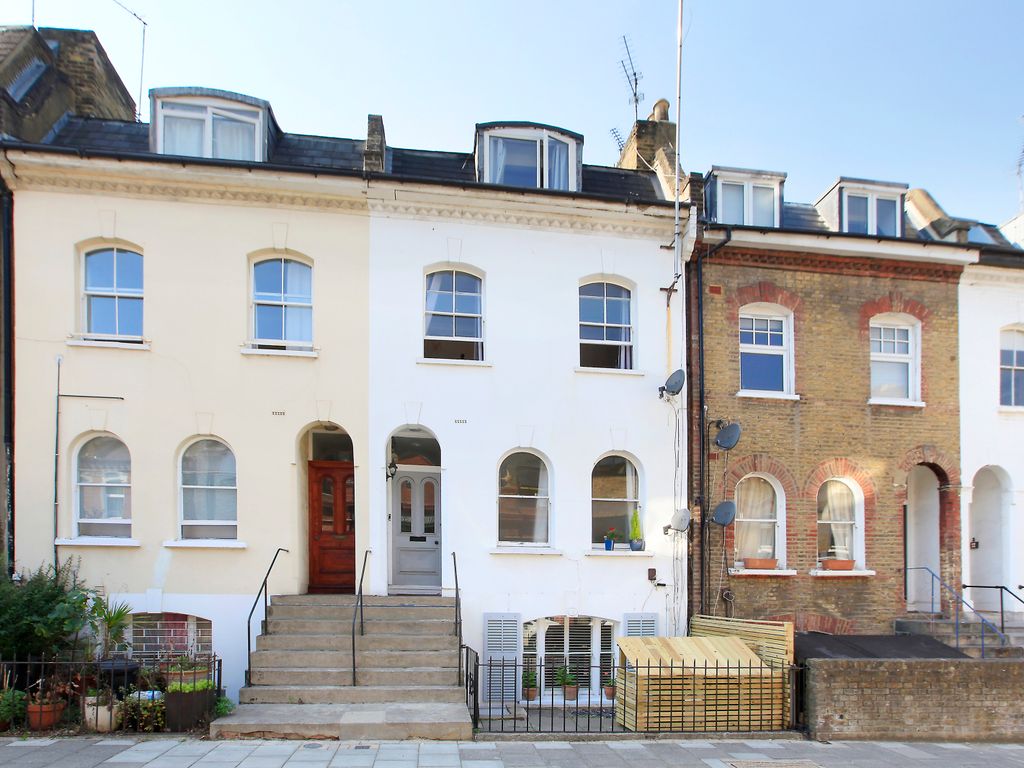 1 bed flat for sale in St Ann's Hill, Wandsworth, London SW18, £525,000
