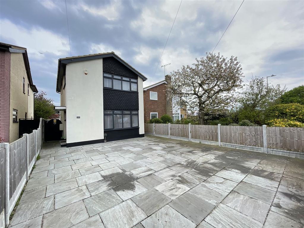 3 bed detached house for sale in Furtherwick Road, Canvey Island SS8, £