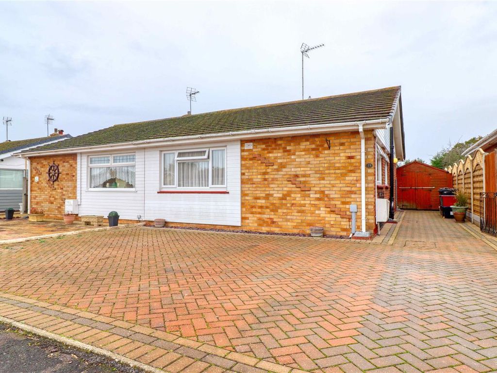 2 bed bungalow for sale in Woodlands Close, Great Clacton, Great