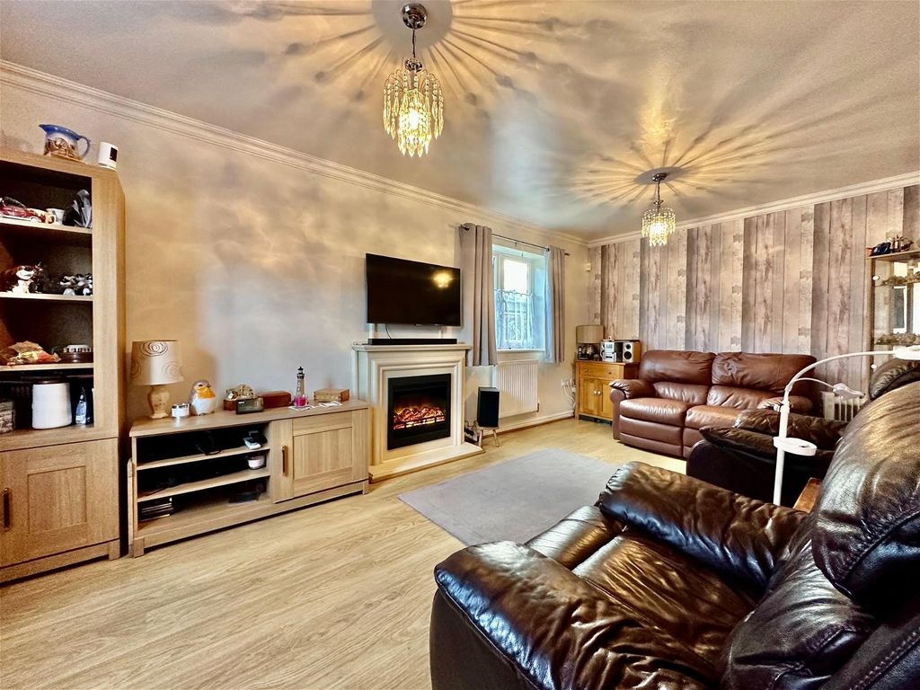 3 bed semidetached house for sale in Linden Close, Brockworth