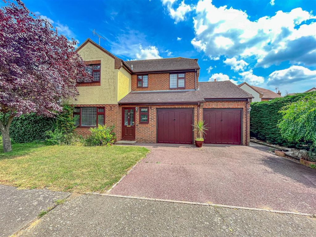 4 bed detached house for sale in Barnmead Way, BurnhamOnCrouch CM0, £