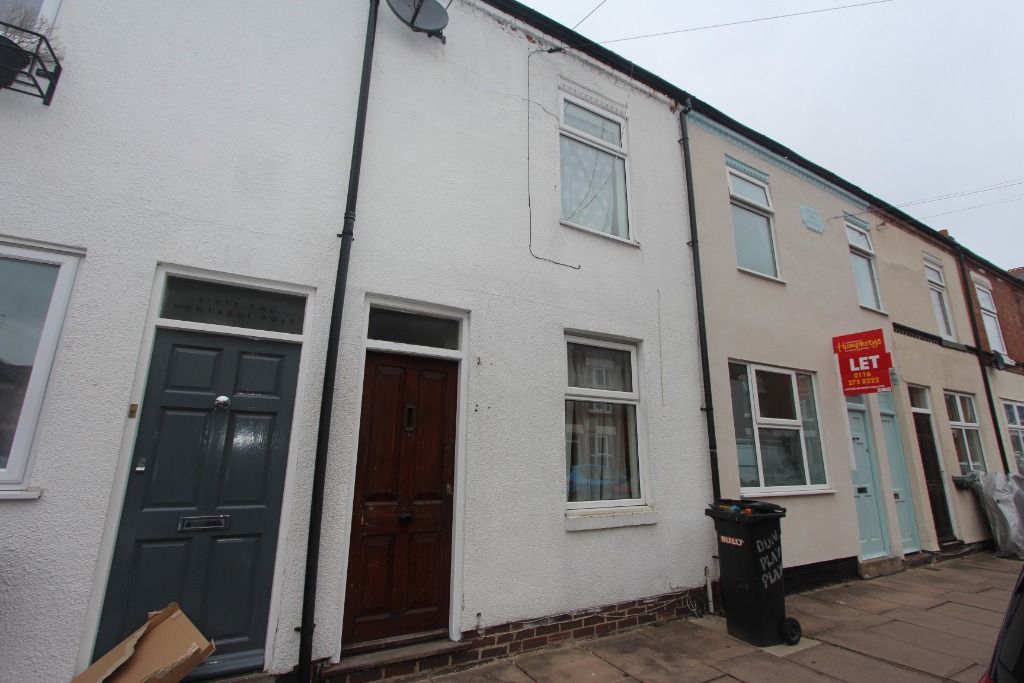 3 bed terraced house to rent in Montague Road, Clarendon Park