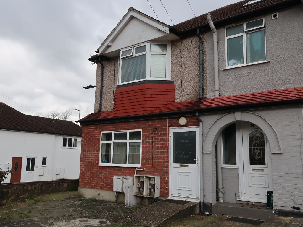 2 bed for sale in Wadham Gardens, Greenford UB6, £299,500