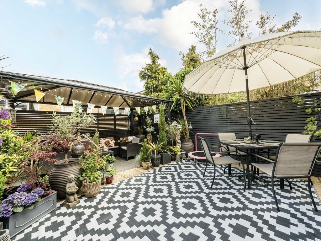 3 bed terraced house for sale in Bartholomew Close, London SW18, £