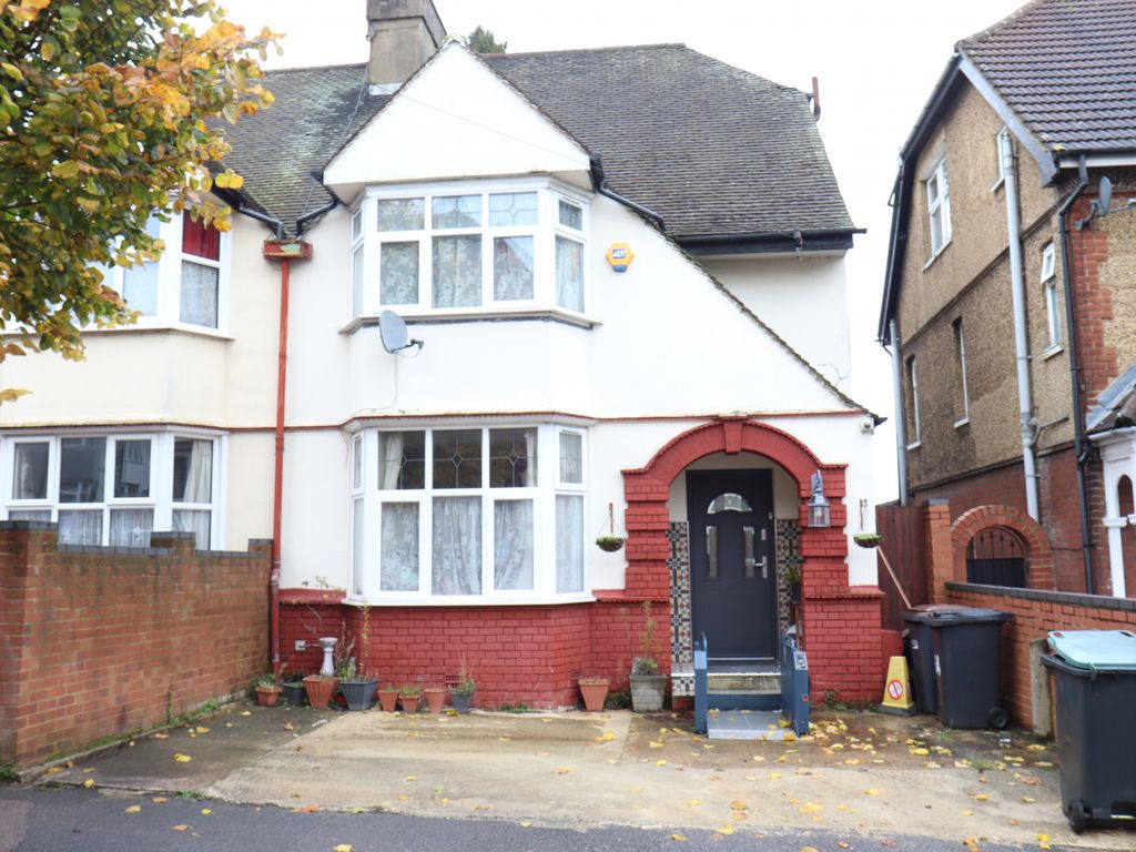 4 bed semidetached house to rent in Westbourne Road, Luton LU4, £1,800 pcm Zoopla