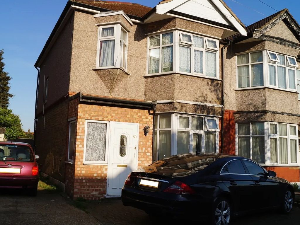 3 bed end terrace house to rent in Lancing Road, Newbury Park, Ilford