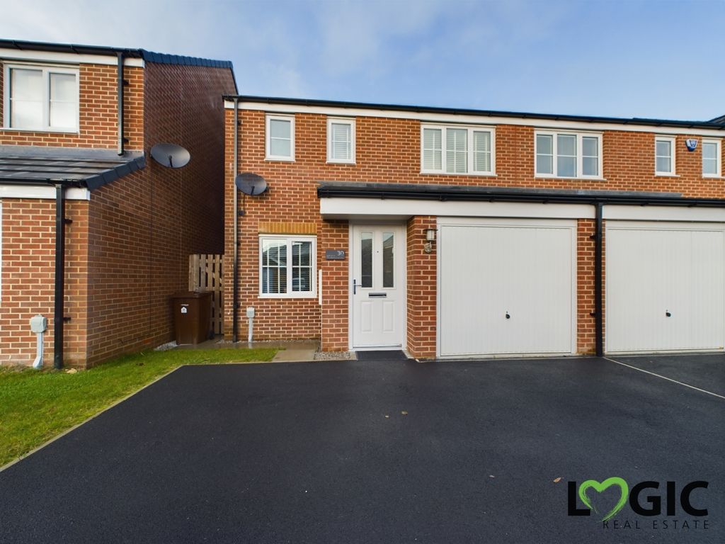 3 bed semidetached house for sale in Frobisher Avenue, Castleford