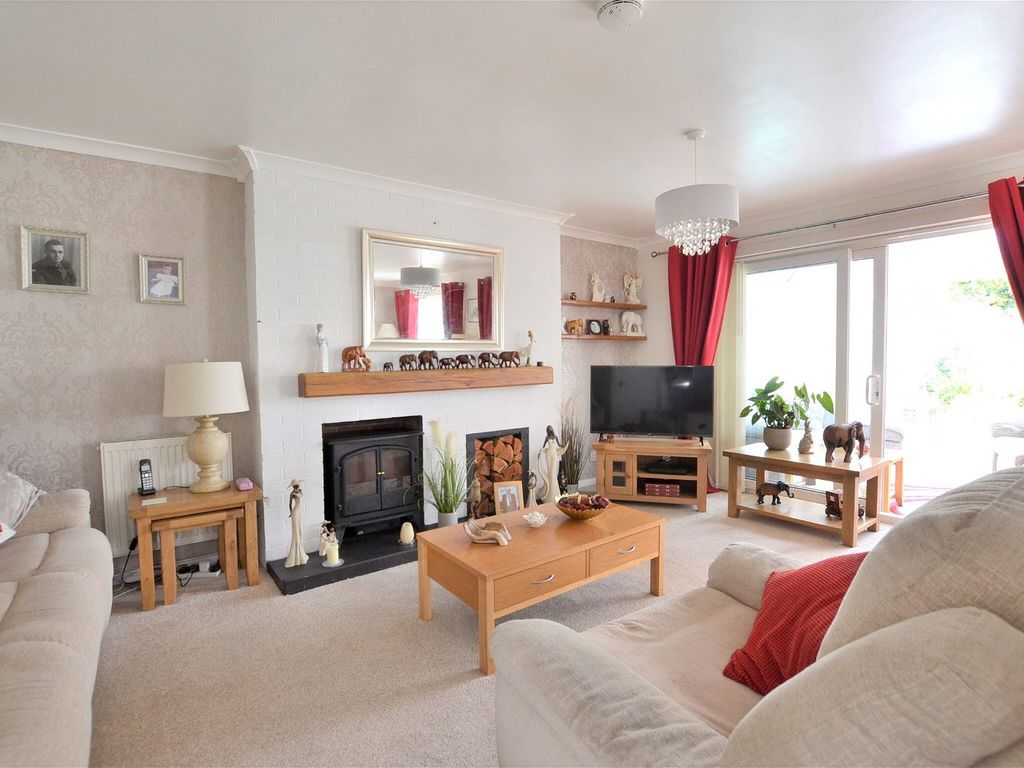4 bed detached house for sale in Sussex Gardens, Hucclecote, Gloucester
