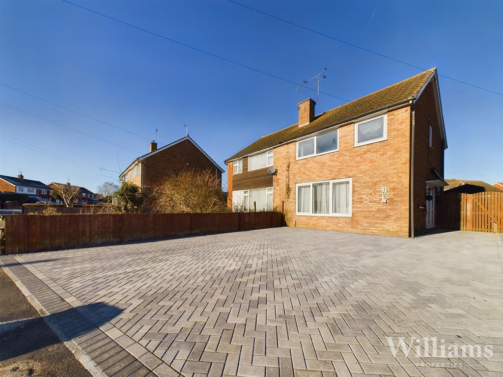 3 bed property to rent in Ingram Avenue, Aylesbury HP21, £1,800 pcm