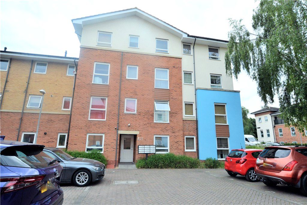 2 bed flat for sale in Admiralty Close, West Drayton, Middlesex UB7