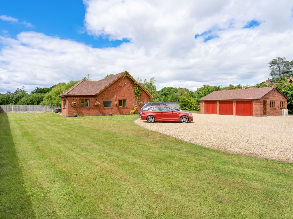 3 bed detached bungalow for sale in Forshaw Heath Road, Earlswood